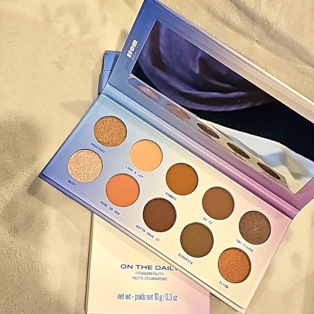 Item beauty eyeshadow palette